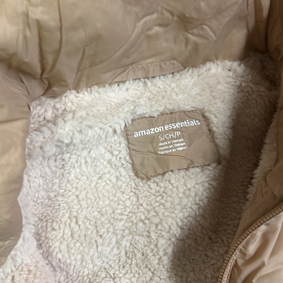 Amazon Essentials Water-Resistant Sherpa-Lined Puffer Vest - Picture 4 of 4